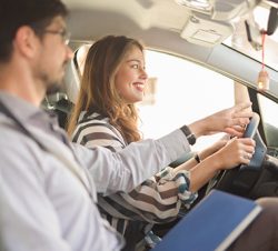 Rijschool Beneden-Leeuwen - instructeur begeleidt leerling tijdens rijles in de omgeving