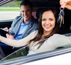 Rijles voor mensen met faalangst bij Rijschool Tiel, instructeur begeleidt leerling rustig in de auto