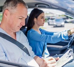 Spoedcursus rijbewijs halen bij Rijschool Tiel, instructeur begeleidt leerling in de auto
